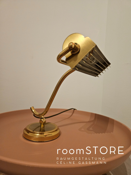 Art deco Klavierlampe 130.- Elegante Tischlampe mit gebogenem Metallarm und goldenem Finish.