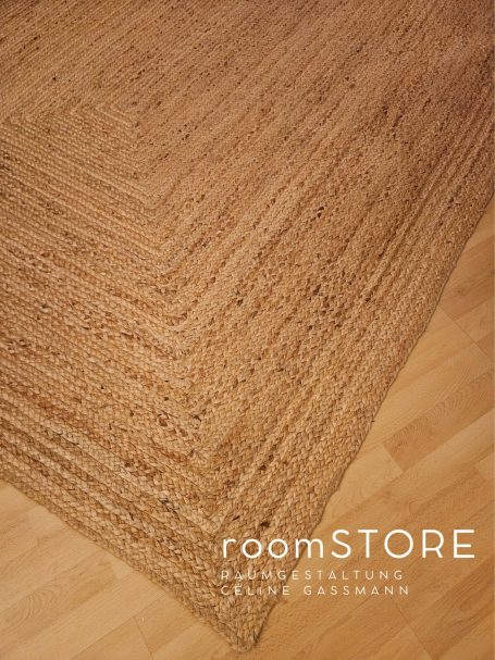 100 % Juteteppich 160.- Helles, gewebtes Teppichmuster in neutralen Tönen mit diagonalen Linien.